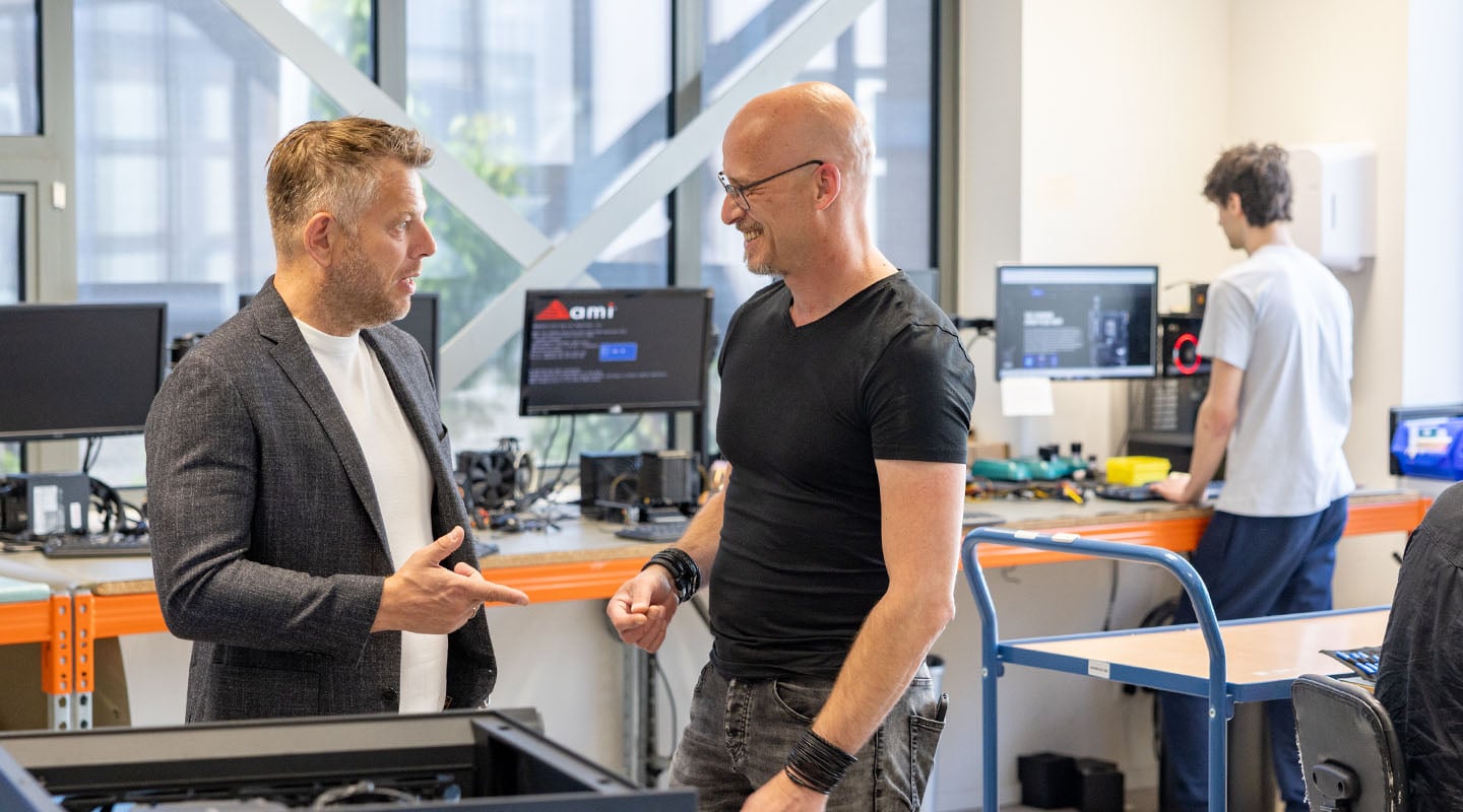 Twee Azerty-collega&rsquo;s in gesprek op de technische werkvloer