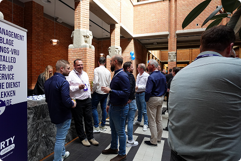 Azerty collega's in gesprek met zakelijke relaties tijdens een evenement