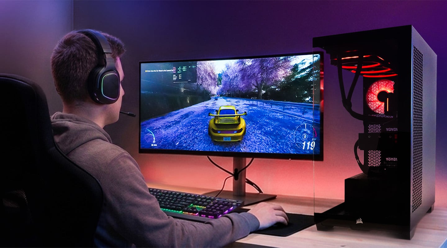 Gamer met headset speelt een racegame op een Xenith gaming pc met RGB-verlichting