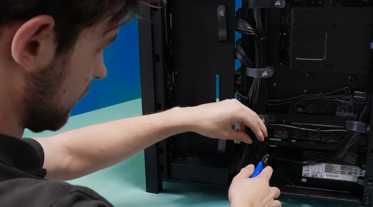 Medewerker verzorgt het kabelmanagement tijdens de assemblage van een Xenith pc